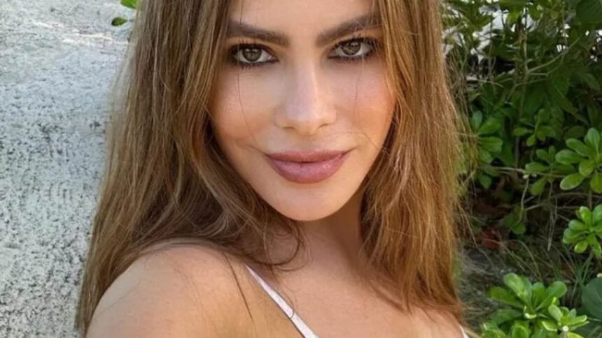 Sofia Vergara, la 52 de ani, își etalează farmecul în costum de baie minuscul pe plajele din Ibiza. 1 sofia vergara 52 goes topless while showing off her pert bottom in a thong bikini bottom during ibiza trip 686c02861a615