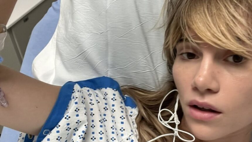 Suki Waterhouse povestește despre experiența sa în spital din cauza unei hernii cauzate de pantaloni prea strâmți. 1 suki waterhouse reveals she was hospitalised with a hernia for wearing pants that were too tight 68761c0aae67b