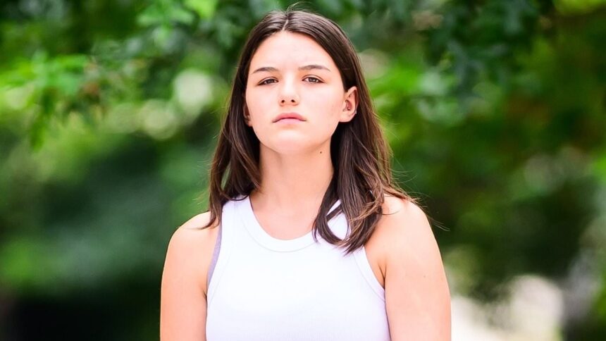 Suri Cruise, la 19 ani, își etalează un piercing la buric purtând un top scurt, după încheierea primului an de facultate. 1 suri cruise 19 debuts a belly button piercing when in a crop top after finishing her first year of college 687160a9488ab