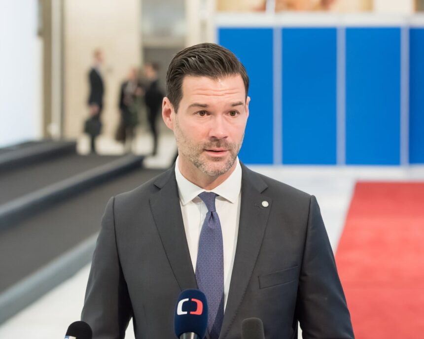 Ministrul migrației din Suedia, surprins de activismul extremist al fiului său adolescent. 1 swedens migration minister shocked by teenage sons far right activism 686fc7bf8430a