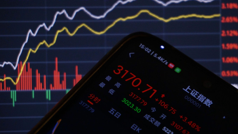 Impactul tarifelor impuse de Donald Trump zguduie piețele bursiere europene, provocând o cădere semnificativă după declarațiile președintelui american. 1 tarifele lui donald trump lovesc puternic in pietele bursiere europene scaderea inregistrata dupa anuntul liderului de la casa alba 6874db09184c7