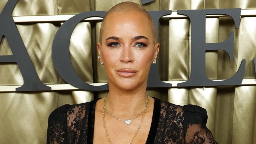 Teddi Mellencamp pune capăt relației cu noul partener, după ce a fost criticată pentru alegerea iubirii în timpul luptei cu cancerul în stadiu avansat. 1 teddi mellencamp splits from new boyfriend after being trolled for dating amid stage 4 cancer battle 6871216c70379