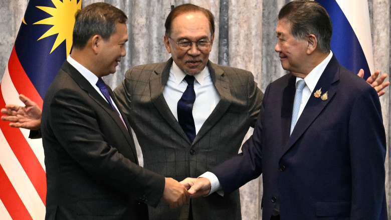 Thailanda și Cambodgia au convenit asupra unui armistițiu, încheind cinci zile de confruntări intense, începând de la miezul nopții 1 thailanda si cambodgia au ajuns la o intelegere asupra unui armistitiu de la miezul noptii dupa cinci zile de lupte 688767f06b02d