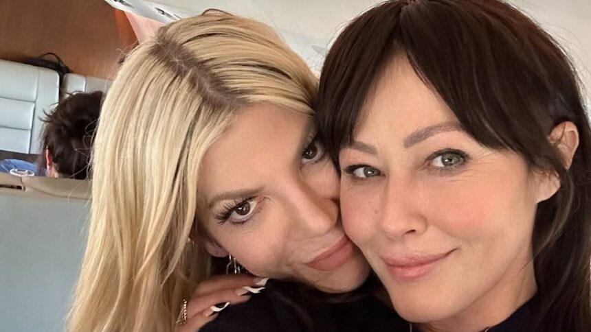 Tori Spelling aduce un omagiu emoționant colegei sale de platou, Shannen Doherty, la un an de la dispariția acesteia. 1 tori spelling writes heartbreaking tribute to 90210 co star shannen doherty on first anniversary of her death 68744bb3ce92e