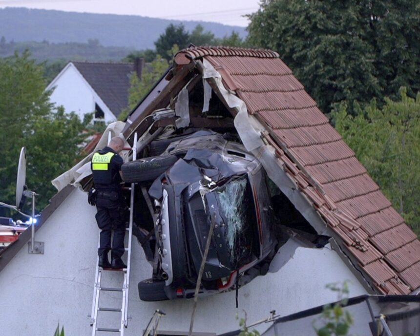 Două persoane grav rănite în urma unui accident auto care a distrus acoperișul unei ferme în Germania. 1 two seriously injured as car crashes into barn roof in germany 687e1071c7a7a