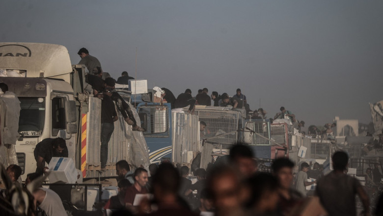 Uniunea Europeană a stabilit un parteneriat cu Israel pentru facilitarea intrării unui număr crescut de camioane cu ajutoare în Fâșia Gaza. 1 ue a incheiat un acord cu israel pentru ca mai multe camioane cu ajutoare sa intre in fasia gaza 686fca2613125