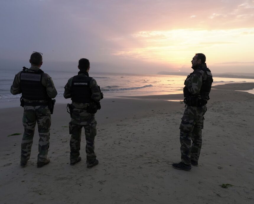 Guvernul britanic susține măsurile poliției franceze împotriva ambarcațiunilor mici, afirmă un ministru. 1 uk government backs french police immobilising small boats minister says 686cec724502c