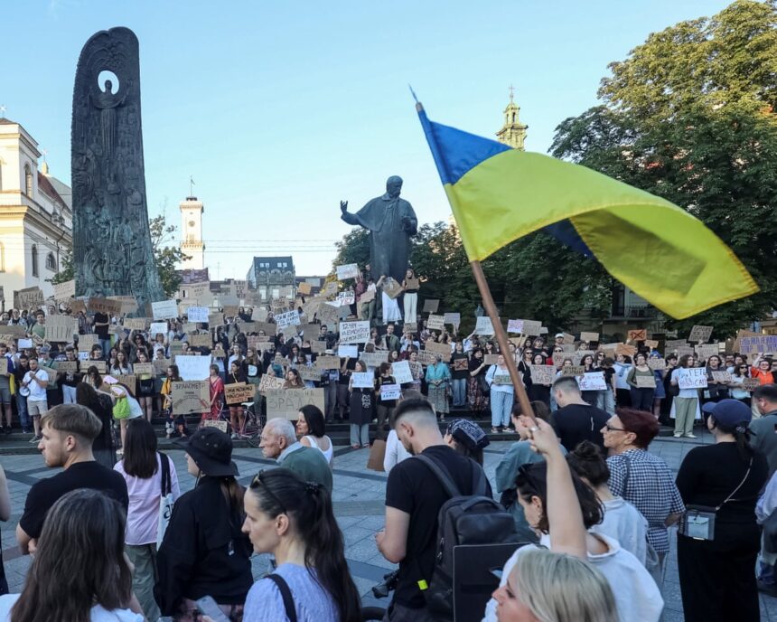 Protestele din Ucraina: ce nemulțumiri au activiștii din societatea civilă față de Zelensky? 1 ukraine protests why are civil society activists angry with zelenskyy 6880dcaf1d5d6