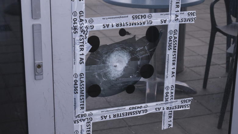 Capturat după atacul armat dintr-un centru comercial din Oslo, un bărbat a fost reținut. 1 un barbat a fost arestat dupa incidentul armat de sambata intr un mall din oslo 687d21c9d3ef5