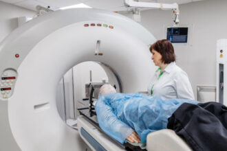 un barbat a murit dupa ce a intrat intr o camera rmn purtand un lant metalic de noua kilograme la gat 687de74420b12