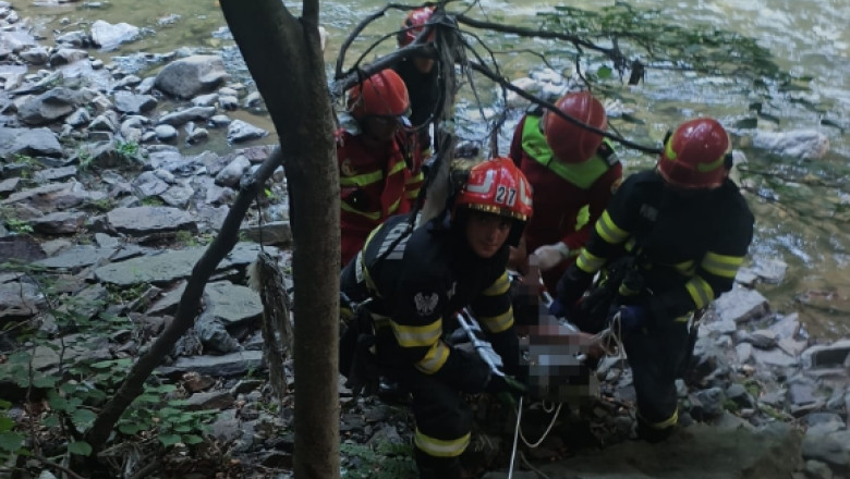 Un cuplu se zbate între viață și moarte după o cădere de aproape 40 de metri într-o prăpastie din Defileul Jiului, salvarea venind din partea pompierilor. 1 un barbat si o femeie raniti dupa ce au cazut aproape 40 de metri intr o prapastie din defileul jiului au fost salvati de pompieri 687d445e57e29