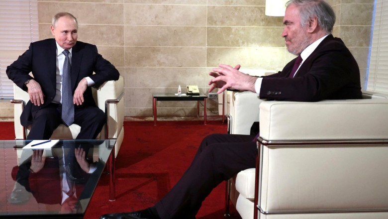 „Un dar pentru conducător. Protestele cetățenilor au determinat anularea unui concert al unui dirijor rus legat de Putin, în Italia.” 1 un cadou pentru dictator revolta publica a dus la anularea unui concert sustinut de un dirijor rus apropiat de putin in italia 687e4d7f15ed4