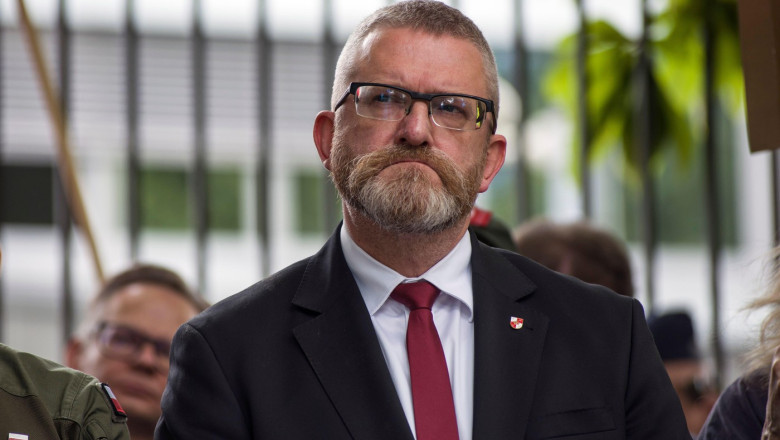 Un europarlamentar polonez de extremă dreapta provoacă indignare afirmând că camerele de gazare de la Auschwitz sunt „întâmplări neadevărate”. 1 un controversat europarlamentar polonez de extrema dreapta sustine ca camerele de gazare de la auschwitz sunt false 6871df9125d60