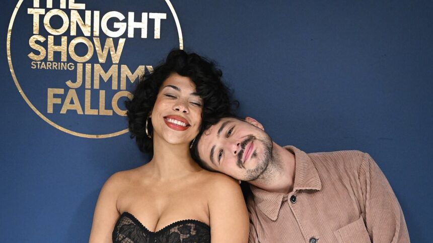 Cântăreața americană și vedeta lui Jimmy Fallon își pierde vederea la un ochi în urma unei enigme medicale. 1 us singer and jimmy fallon star goes blind in one eye amid mysterious health battle 6866b58982db7