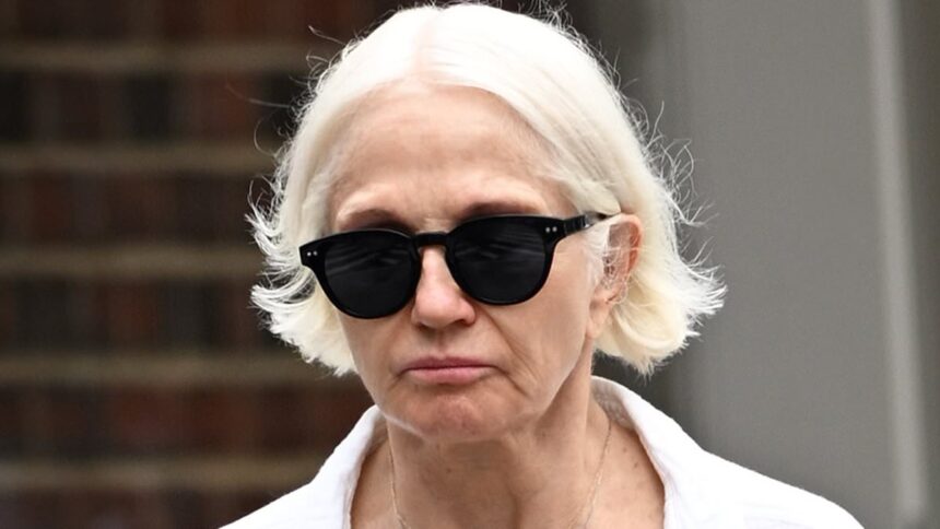 Ellen Barkin, fosta iubită a lui Val Kilmer, surprinde la New York, la trei luni după dispariția acestuia, la 65 de ani. 1 val kilmers ex girlfriend ellen barkin emerges in nyc three months after his death at 65 6865bb52a2b39