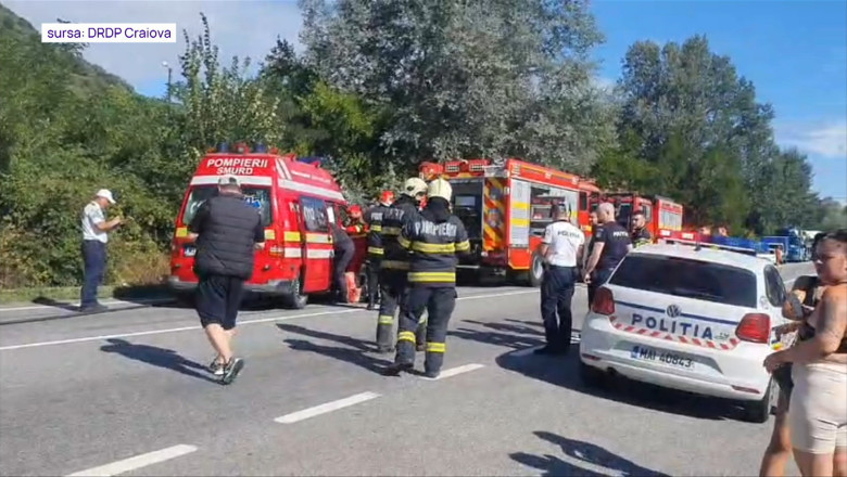 Coliziune gravă între un microbuz și un TIR în Caraș-Severin: Planul Roșu de intervenție a fost activat 1 video accident grav intre un microbuz si un tir in caras severin a fost activat planul rosu de interventie 68873ad331833