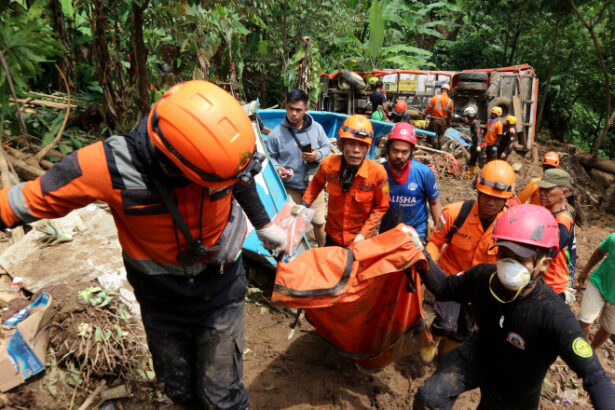 video alunecarile de teren fac ravagii in indonezia trei morti si opt raniti in provincia java de vest 686aa2b464358
