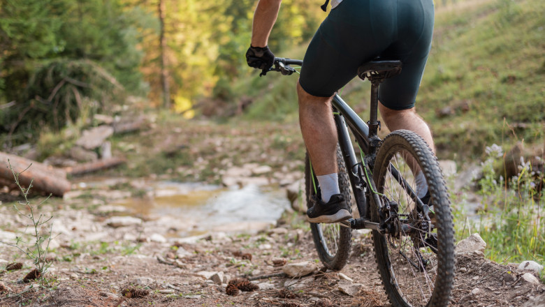 Expediție pe două roți în Masivul Postăvaru: Descoperă vacanța perfectă pentru iubitorii de ciclism montan din România. 1 video aventura pe doua roti in masivul postavaru cum arata vacanta ideala pentru mii de romani pasionati de ciclismul montan 68748b3e3537e