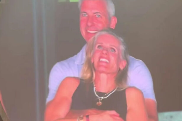 video aventura surprinsa live la un concert coldplay ceo ul casatorit al unei companii filmat in ipostaze tandre cu directoarea de hr 6879ea47de5f5