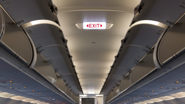 Bărbat reținut în Scoția după ce a amenințat cu o bombă într-un avion și a strigat „Moarte lui Trump”, surprins de pasageri 1 video barbat arestat in scotia dupa ce a amenintat cu bomba intr un avion si a strigat moarte lui trump momentul a fost filmat de pasageri 68873d496e51b