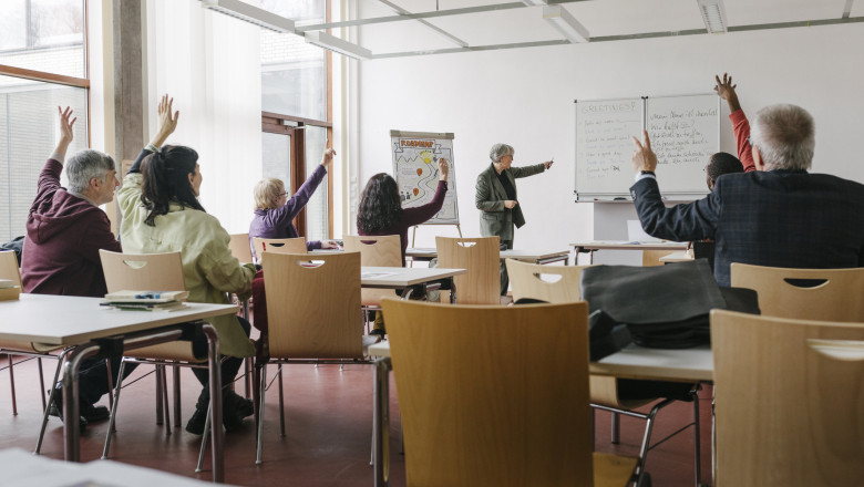 Întoarcerea la școală: Românii care reîncep liceul pentru diploma de Bacalaureat și provocările întâmpinate 1 video din nou in bancile scolii la maturitate romanii care reiau liceul pentru diploma de bacalaureat m am lovit de problema asta 688712fcbe8d6