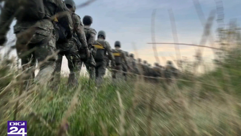 Antrenamente spectaculoase ale unității de elită: sărituri cu parașuta de la 4.000 de metri, alături de Forțele Speciale. 1 video exclusiv tandem cu fortele speciale cum se antreneaza unitatea de elita a armatei salt cu parasuta de la 4 000 de metri filmat de digi24 688100e22122f