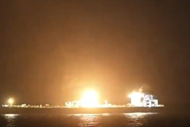 video explozie puternica in marea rosie nava atacata cu focuri de arma grenade si drone echipajul a abandonat vasul cuprins de flacari 686af1aca2dc9