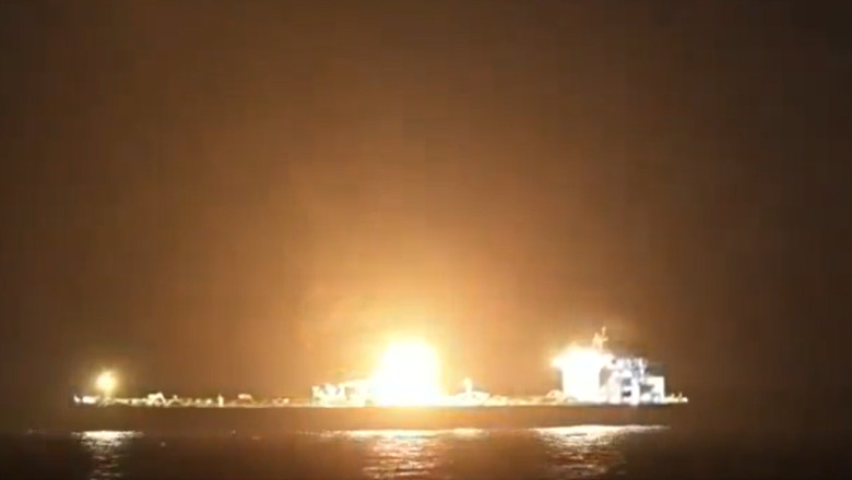 Explozie devastatoare în Marea Roșie: atac armat asupra unei nave, echipajul fugind din calea flăcărilor. 1 video explozie puternica in marea rosie nava atacata cu focuri de arma grenade si drone echipajul a abandonat vasul cuprins de flacari 686af1aca2dc9