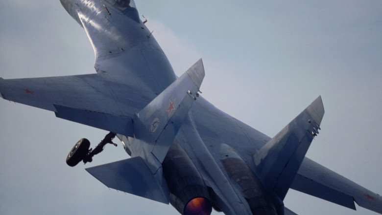 Explozie și flăcări: Ucraina anunță doborârea unui avion de antrenament rus Su-27UB în Krasnodar 1 video explozii urmate de incendiu ucraina a confirmat distrugerea unui avion de antrenament rus su 27ub pe aerodromul krasnodar 6884f269dfa0b