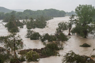 video furtuna tropicala chantal a lovit estul statelor unite risc major de viituri populatia a fost alertata 686ab52a023b4