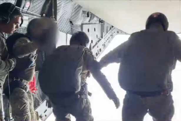 video imagini rare cu saltul militarilor fortelor speciale de la 4 000 de metri in timpul unui exercitiu al armatei romane 687fba96a3aac