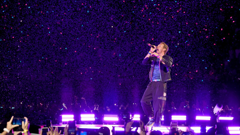 Mesajul emoționant al solistului Coldplay la primul concert după momentul viral în care CEO-ul Astronomer a fost surprins îmbrățișându-și colega. 1 video mesajul solistului coldplay la primul concert dupa momentul viral in care ceo ul astronomer a fost filmat imbratisandu si colega 687e13259af7f
