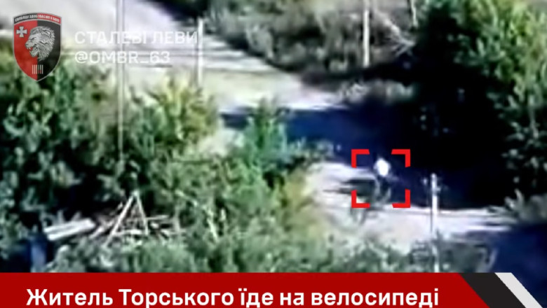 video momentul in care militarii rusi ascunsi in tufisuri impusca un civil pe bicicleta care trecea pe drum 687fd29d0fab8
