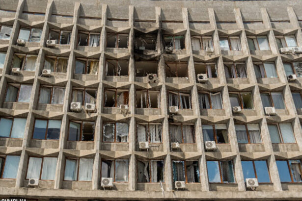 video momentul in care o drona rusa loveste cladirea administratiei militare din regiunea sumi 6884e7ba38c00