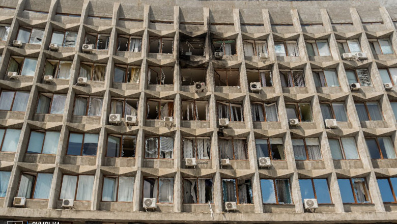 Atacul unei drone rusești asupra clădirii Administrației Militare din Sumî 1 video momentul in care o drona rusa loveste cladirea administratiei militare din regiunea sumi 6884e7ba38c00