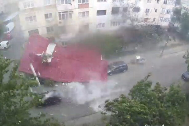 video momentul in care un om se salveaza la limita din calea unui acoperis smuls de vant in timpul unei furtuni violente din judetul dolj 6886757edf45f