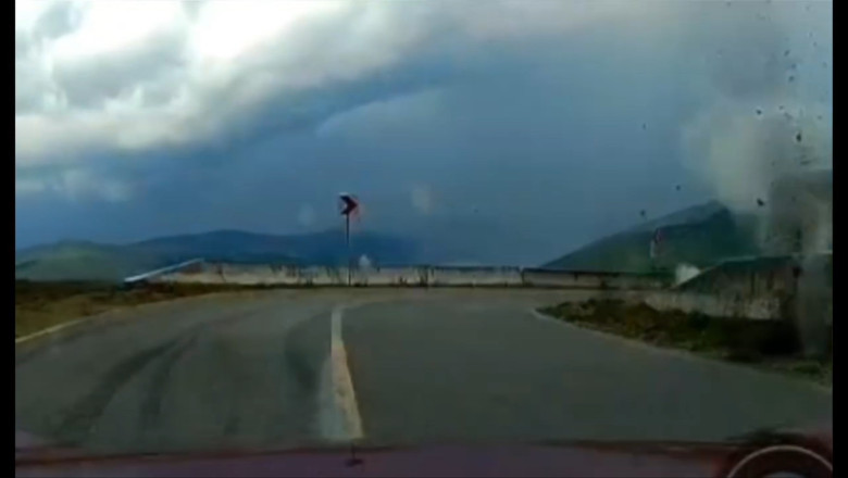 Trăsnetul lovește cu furie lângă o mașină pe Transalpina: vremea extremă devastasează mai multe regiuni din țară. 1 video momentul in care un trasnet loveste fix langa o masina pe transalpina vremea extrema a facut ravagii in mai multe zone din tara 6878a02de90c6