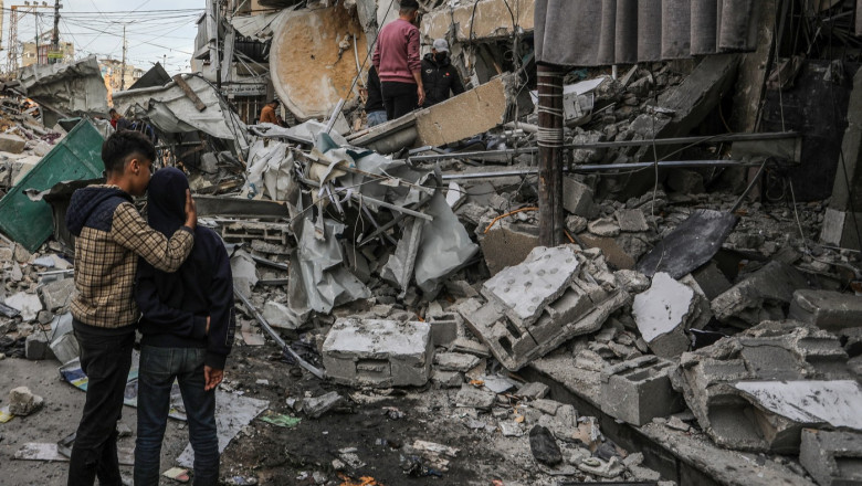 „Tragedie în Gaza: Copiii pier în fața lumii, așteptând medicamente.” 1 video murim sub privirea intregii lumi copii ucisi in gaza in timp ce asteptau la coada pentru a primi medicamente 686ff5900ee7d