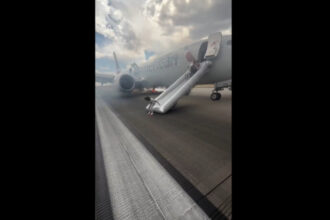 video nou incident aviatic pasagerii unui avion au fost evacuati pe tobogan dupa ce aeronava a luat foc 688609dd1bcc0