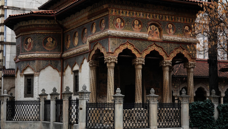 O femeie din Ucraina, surprinsă în flagrant în timp ce jefuia o biserică din București, a fost arestată. 1 video o ucraineanca a fost retinuta dupa ce a fost filmata in timp ce fura dintr o biserica din bucuresti 686e8615a7d59