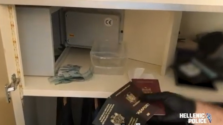 Percheziții în apartamentul fugarului Vladimir Plahotniuc: descoperirea a 17 pașapoarte și acte de identitate false. 1 video perchezitii in locuinta unde se ascundea fugarul vladimir plahotniuc anchetatorii au gasit 17 pasapoarte si acte de identitate false 68806a7c84a40