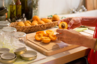 video pietele din tara sunt pline cu fructe din import dupa ce seceta a afectat recolta autohtona cu cat se vand acum caisele si piersicile 6879c7bd7f950