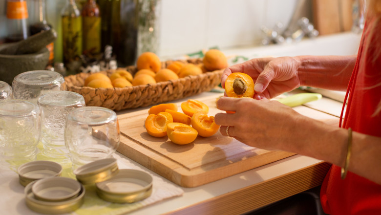 Fructe din import în piețele românești: Cum influențează seceta prețurile caiselor și piersicilor? 1 video pietele din tara sunt pline cu fructe din import dupa ce seceta a afectat recolta autohtona cu cat se vand acum caisele si piersicile 6879c7bd7f950