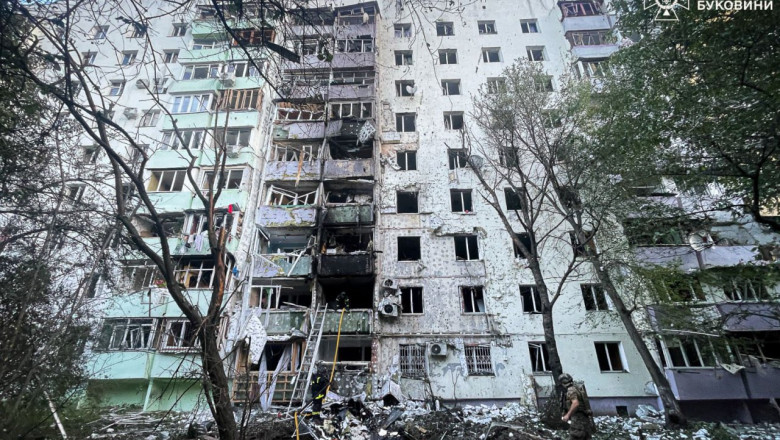 Atacul devastator al Rusiei asupra Cernăuțiului: Victime în apropierea frontierei cu România. 1 video primul atac rusesc soldat cu victime asupra orasului cernauti masina de razboi a rusiei ucide aproape de granita cu romania 687240683f8be