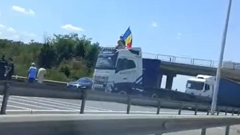 Protest pe A1: un camionagiu a oprit circulația și a arborat steagul României de pe cabina vehiculului său. 1 video protest pe a1 un sofer de tir a blocat autostrada si a fluturat steagul romaniei de pe cabina 687cf3cbc3909