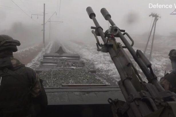 video rusia reinvie strategia trenurilor blindate si arunca in lupta o garnitura construita din piese furate de la caile ferate ucrainene 686f489ea6826