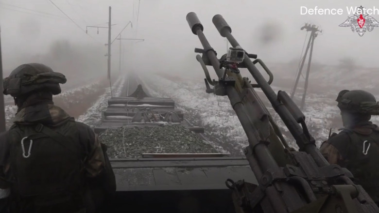 Rusia revitalizează tactica trenurilor blindate, desfășurând o compunere realizată din componente sustrase de la căile ferate ucrainene. 1 video rusia reinvie strategia trenurilor blindate si arunca in lupta o garnitura construita din piese furate de la caile ferate ucrainene 686f489ea6826