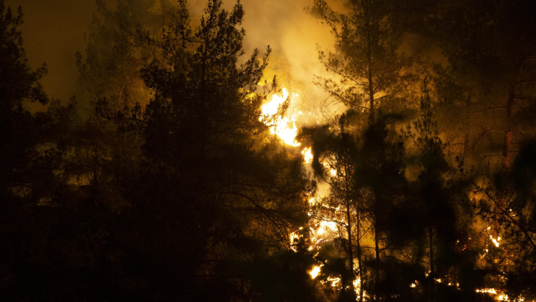 „Imagini de coșmar: Turcia înfruntă furia incendiilor de pădure, cu localități evacuate și mii de pompieri pe front.” 1 video scene apocaliptice turcia se lupta cu incendiile forestiere localitati evacuate de urgenta si peste 1 000 de pompieri mobilizati 6886581f153c9