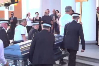 video sicriul cu trupul neinsufletit al campionului mihai leu intampinat cu aplauze la hunedoara 68659ef8686d5