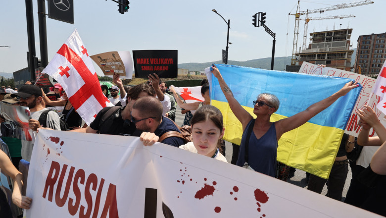 Steagul Rusiei, incinerat în Georgia. „Porcilor, nu aveți loc aici! Astăzi sărbătorim, mâine vor fi rachete Grad.” 1 video steagul rusiei ars in georgia porcilor nu sunteti bineveniti aici astazi sunt artificii maine vor fi rachete grad 6886566cbfa6c